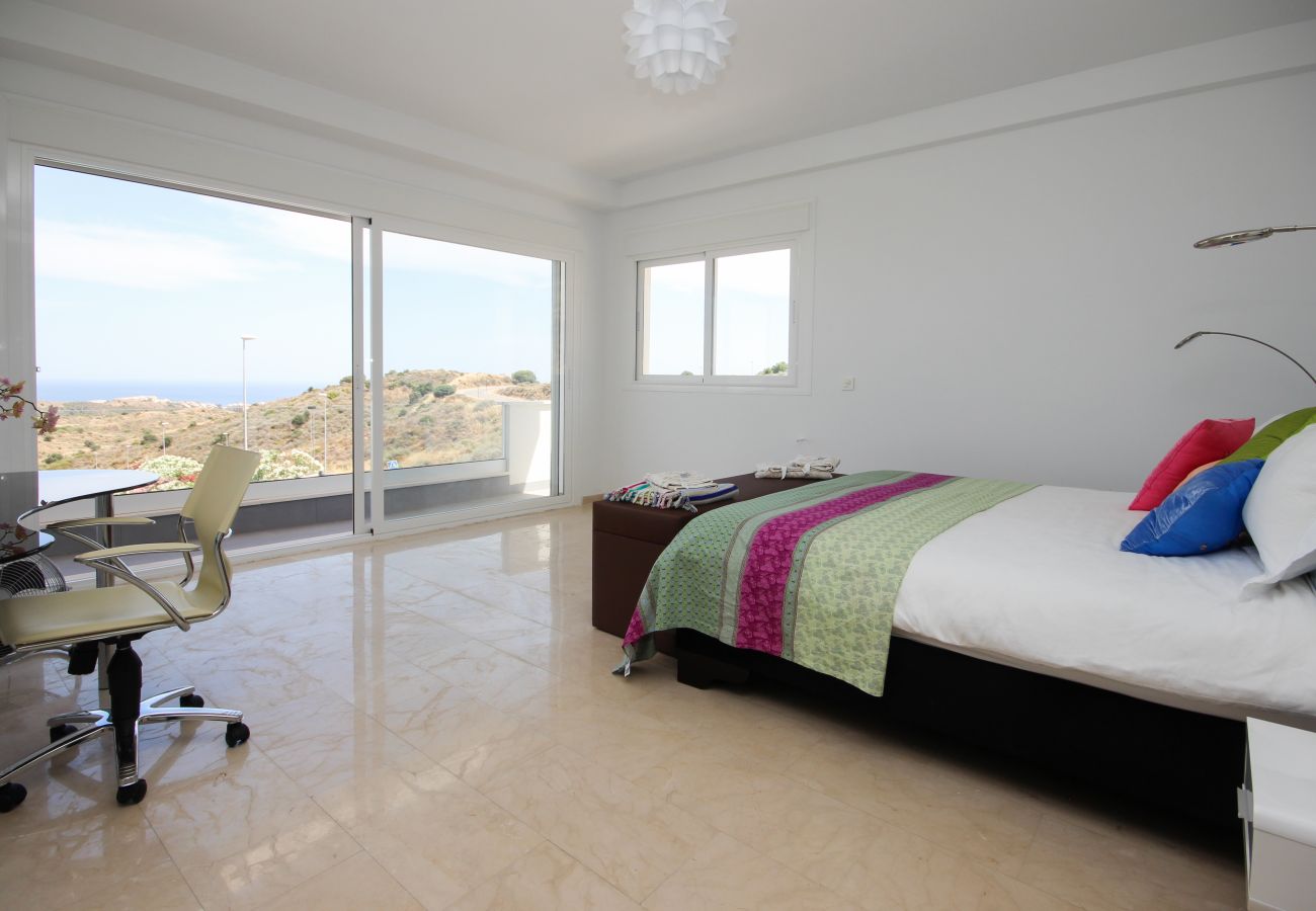 Villa en Mijas Costa -  Villa espectacular de 4 dormitorios en primera línea de golf con piscina privada y vistas al mar en La Cala de Mijas