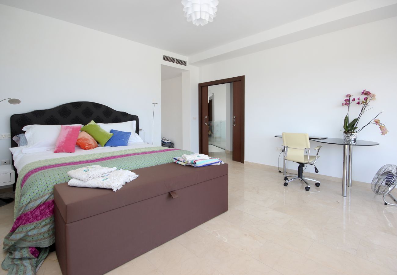 Villa en Mijas Costa -  Villa espectacular de 4 dormitorios en primera línea de golf con piscina privada y vistas al mar en La Cala de Mijas