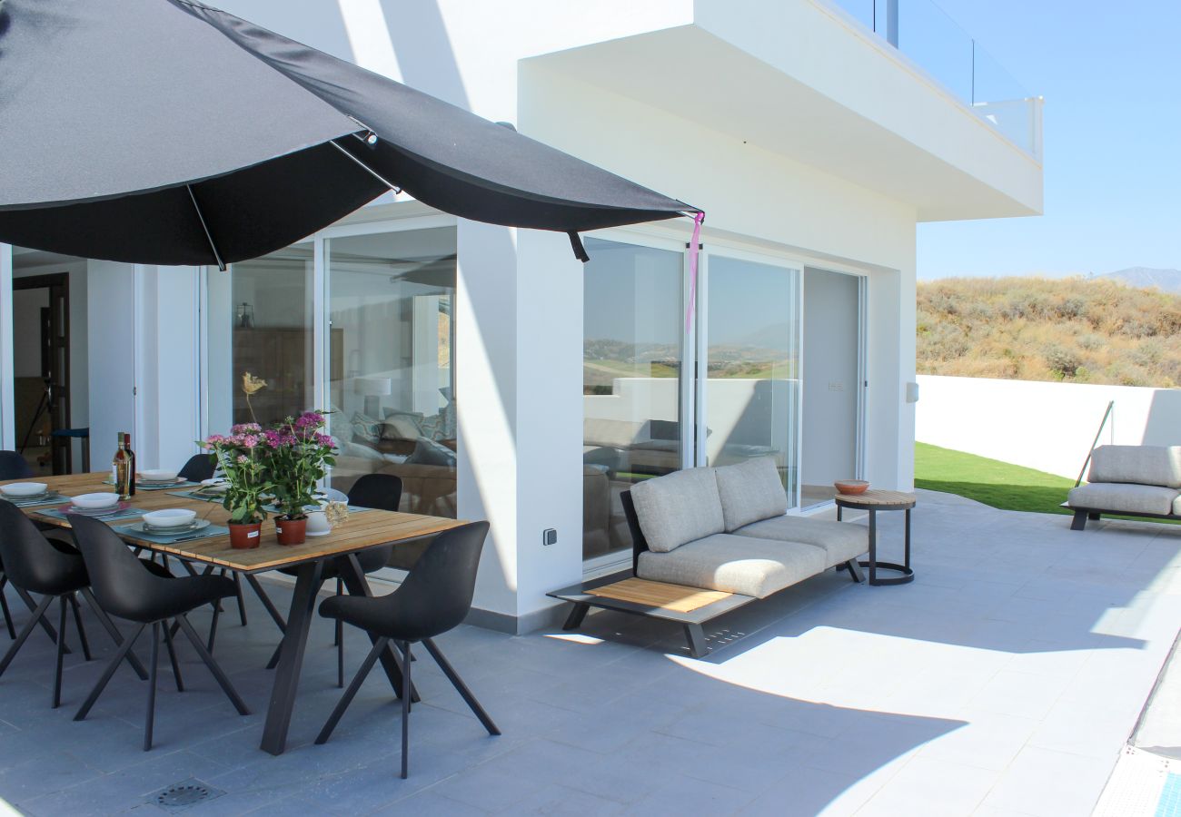 Villa en Mijas Costa -  Villa espectacular de 4 dormitorios en primera línea de golf con piscina privada y vistas al mar en La Cala de Mijas