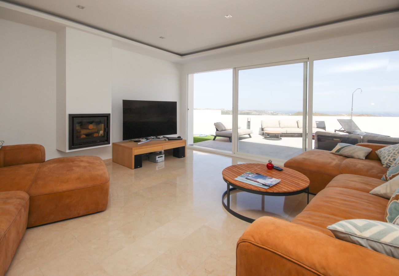 Villa en Mijas Costa -  Villa espectacular de 4 dormitorios en primera línea de golf con piscina privada y vistas al mar en La Cala de Mijas