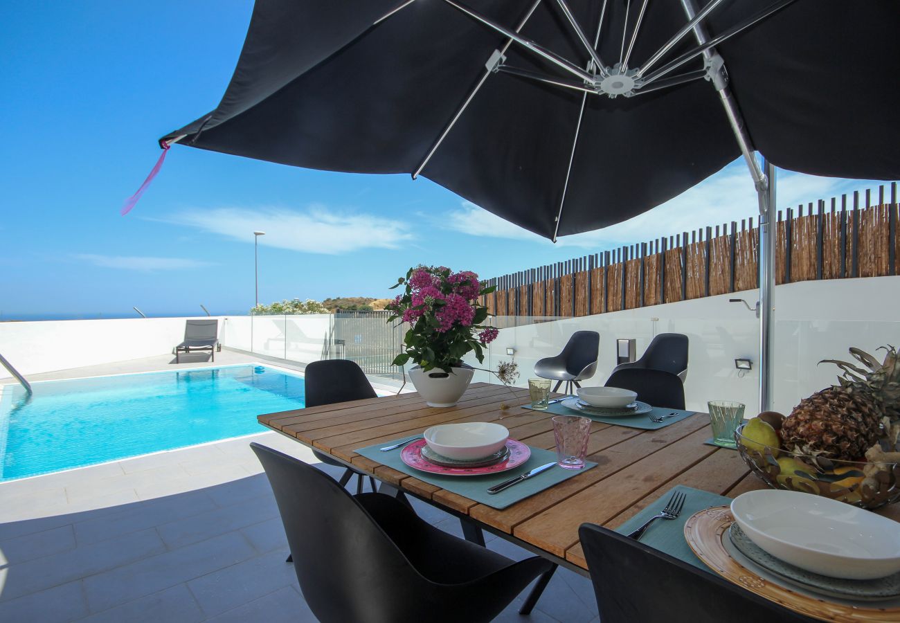 Villa en Mijas Costa -  Villa espectacular de 4 dormitorios en primera línea de golf con piscina privada y vistas al mar en La Cala de Mijas