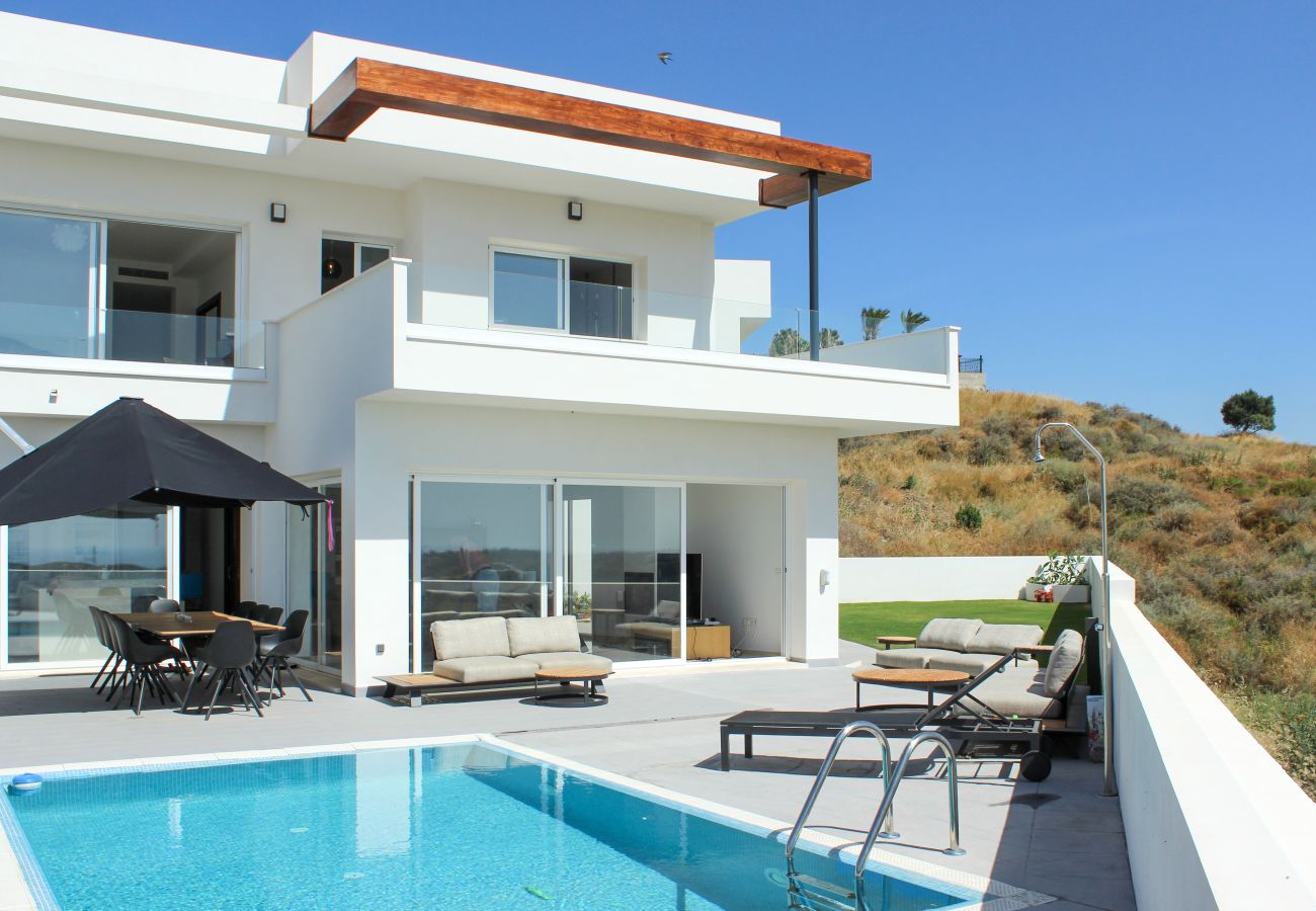 Villa en Mijas Costa -  Villa espectacular de 4 dormitorios en primera línea de golf con piscina privada y vistas al mar en La Cala de Mijas