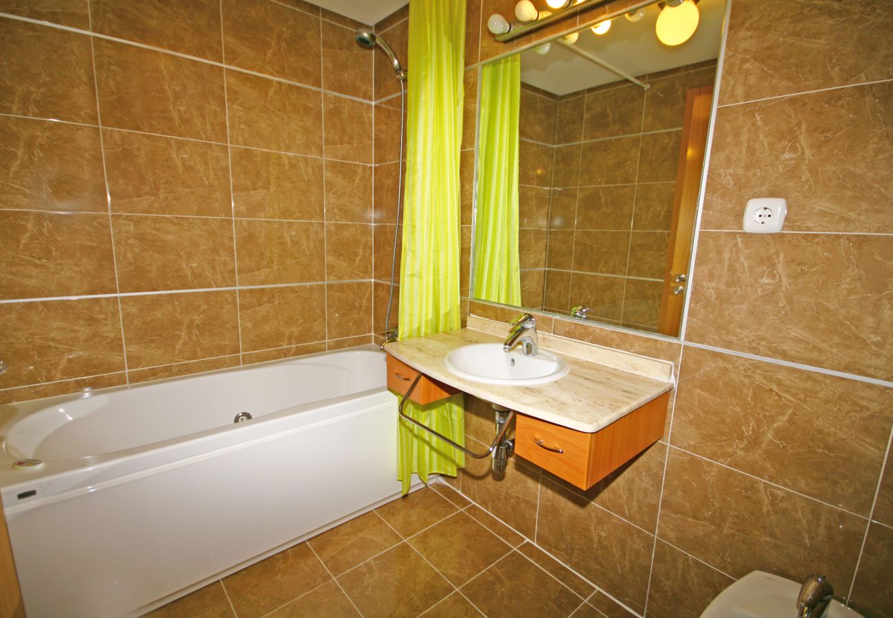 Apartamento en Estepona - Ático de 2 dormitorios en primera línea de playa con terraza privada y vistas al mar, Playa del Angel