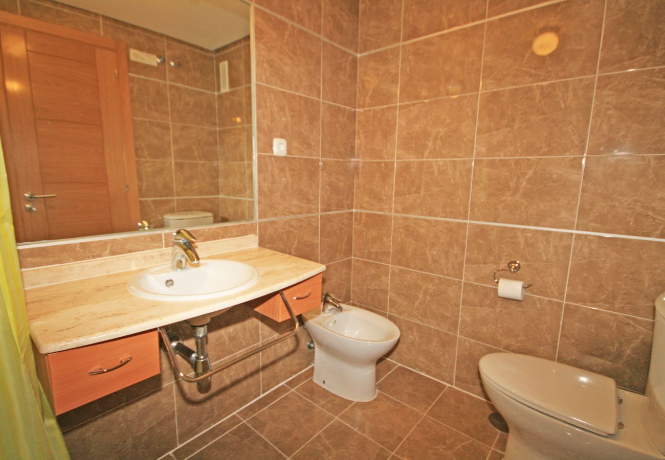 Apartamento en Estepona - Ático de 2 dormitorios en primera línea de playa con terraza privada y vistas al mar, Playa del Angel