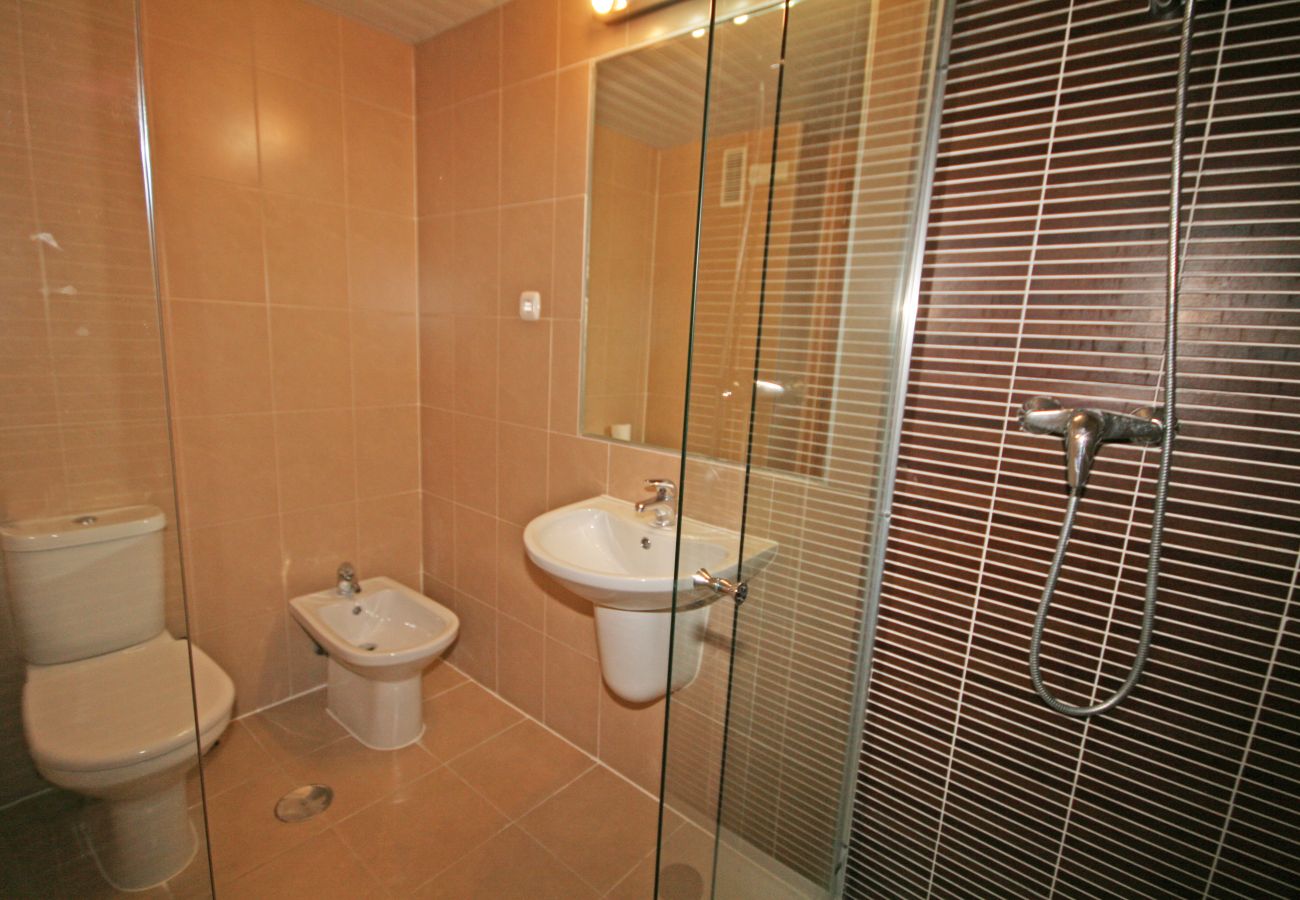 Apartamento en Estepona - Ático de 2 dormitorios en primera línea de playa con terraza privada y vistas al mar, Playa del Angel