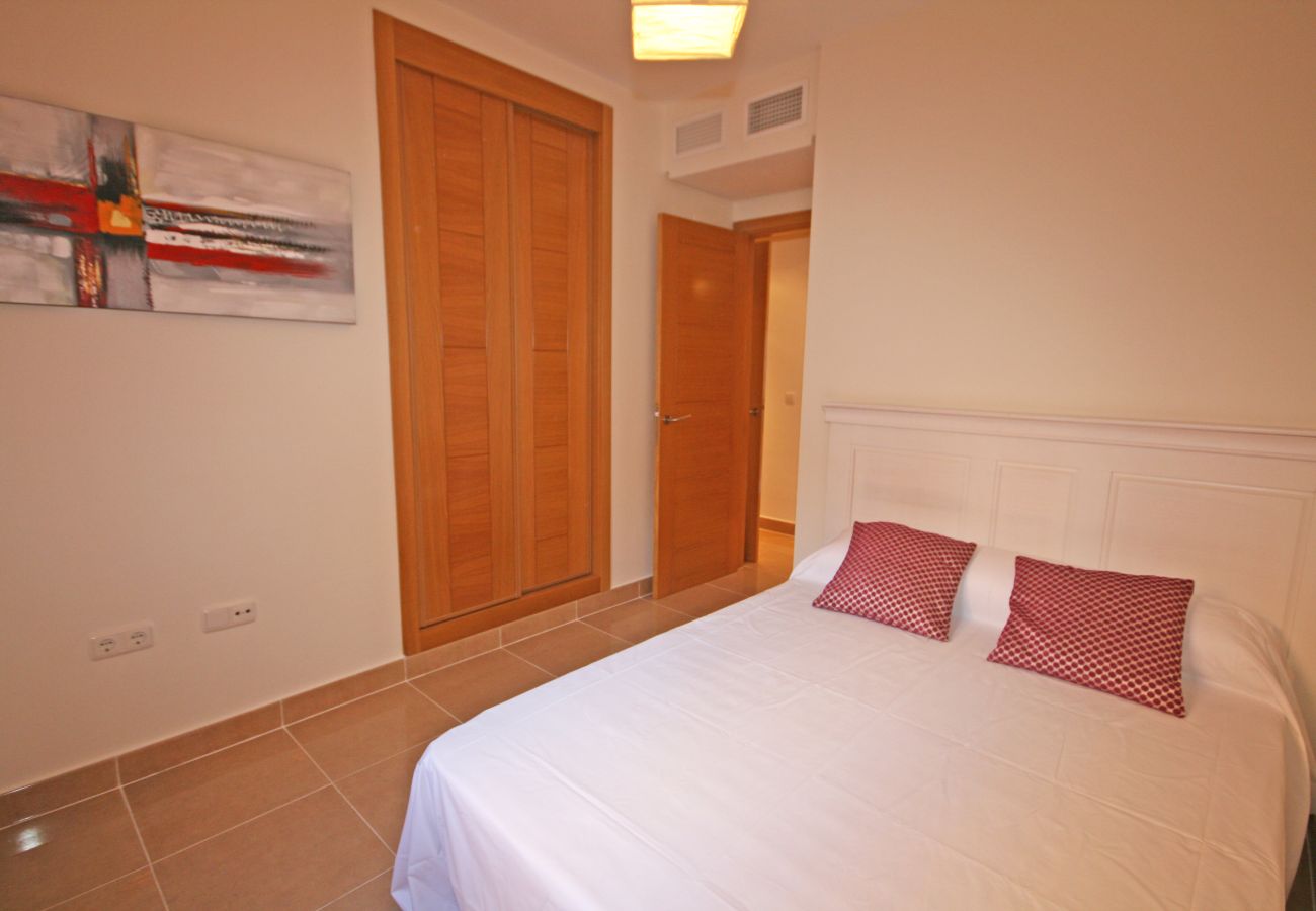 Apartamento en Estepona - Ático de 2 dormitorios en primera línea de playa con terraza privada y vistas al mar, Playa del Angel