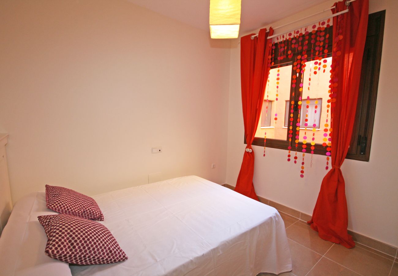 Apartamento en Estepona - Ático de 2 dormitorios en primera línea de playa con terraza privada y vistas al mar, Playa del Angel