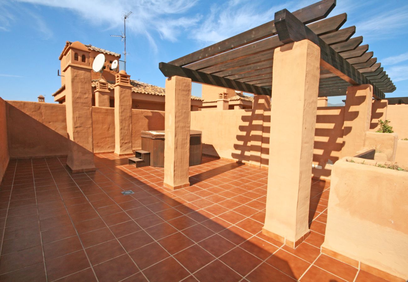 Apartamento en Estepona - Ático de 2 dormitorios en primera línea de playa con terraza privada y vistas al mar, Playa del Angel