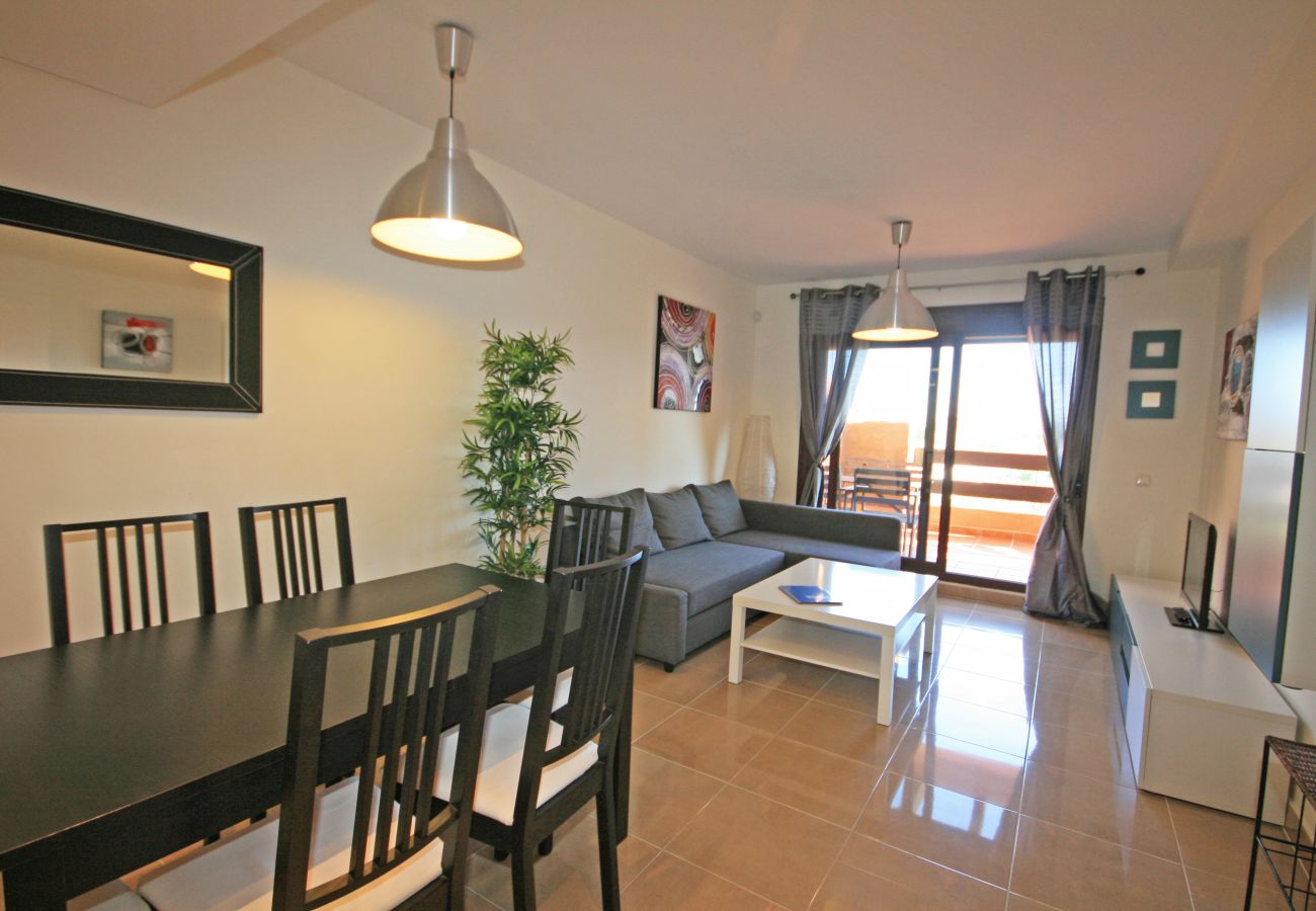 Apartamento en Estepona - Ático de 2 dormitorios en primera línea de playa con terraza privada y vistas al mar, Playa del Angel