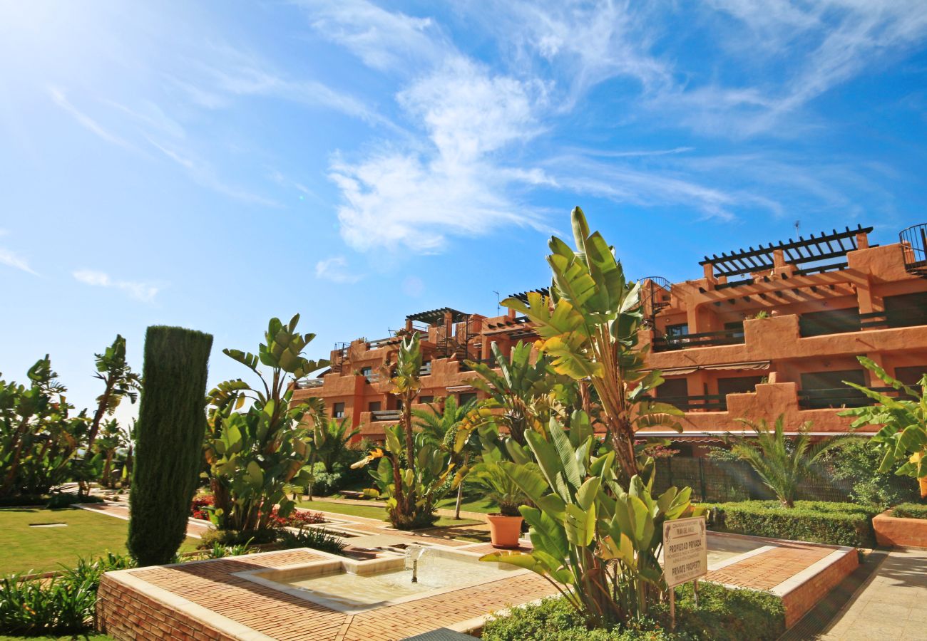 Apartamento en Estepona - Ático de 2 dormitorios en primera línea de playa con terraza privada y vistas al mar, Playa del Angel