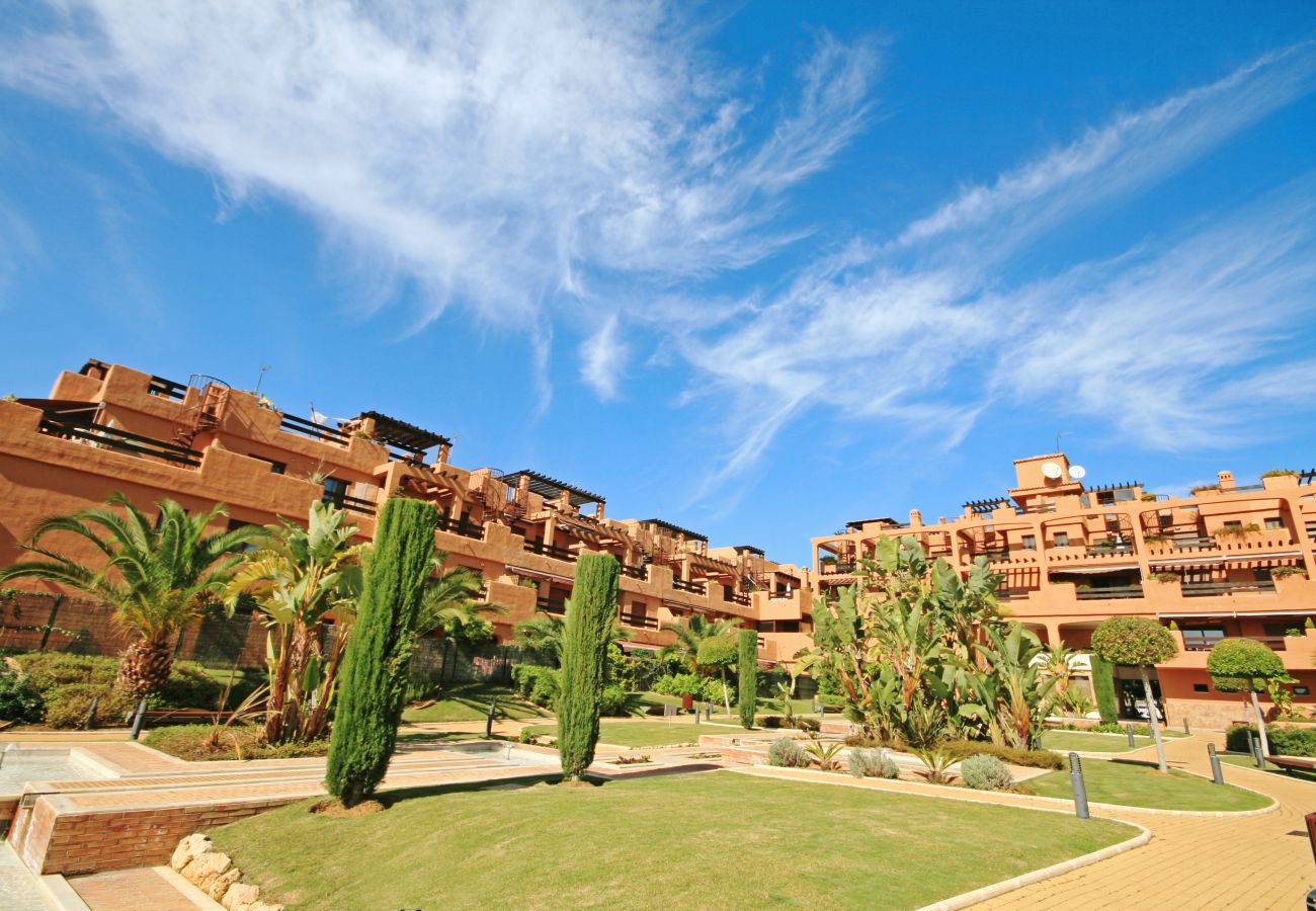 Apartamento en Estepona - Ático de 2 dormitorios en primera línea de playa con terraza privada y vistas al mar, Playa del Angel