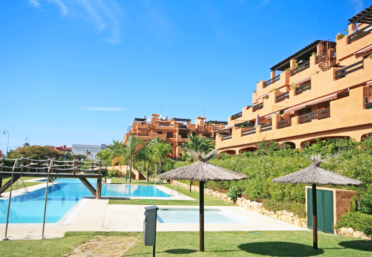 Apartamento en Estepona - Ático de 2 dormitorios en primera línea de playa con terraza privada y vistas al mar, Playa del Angel