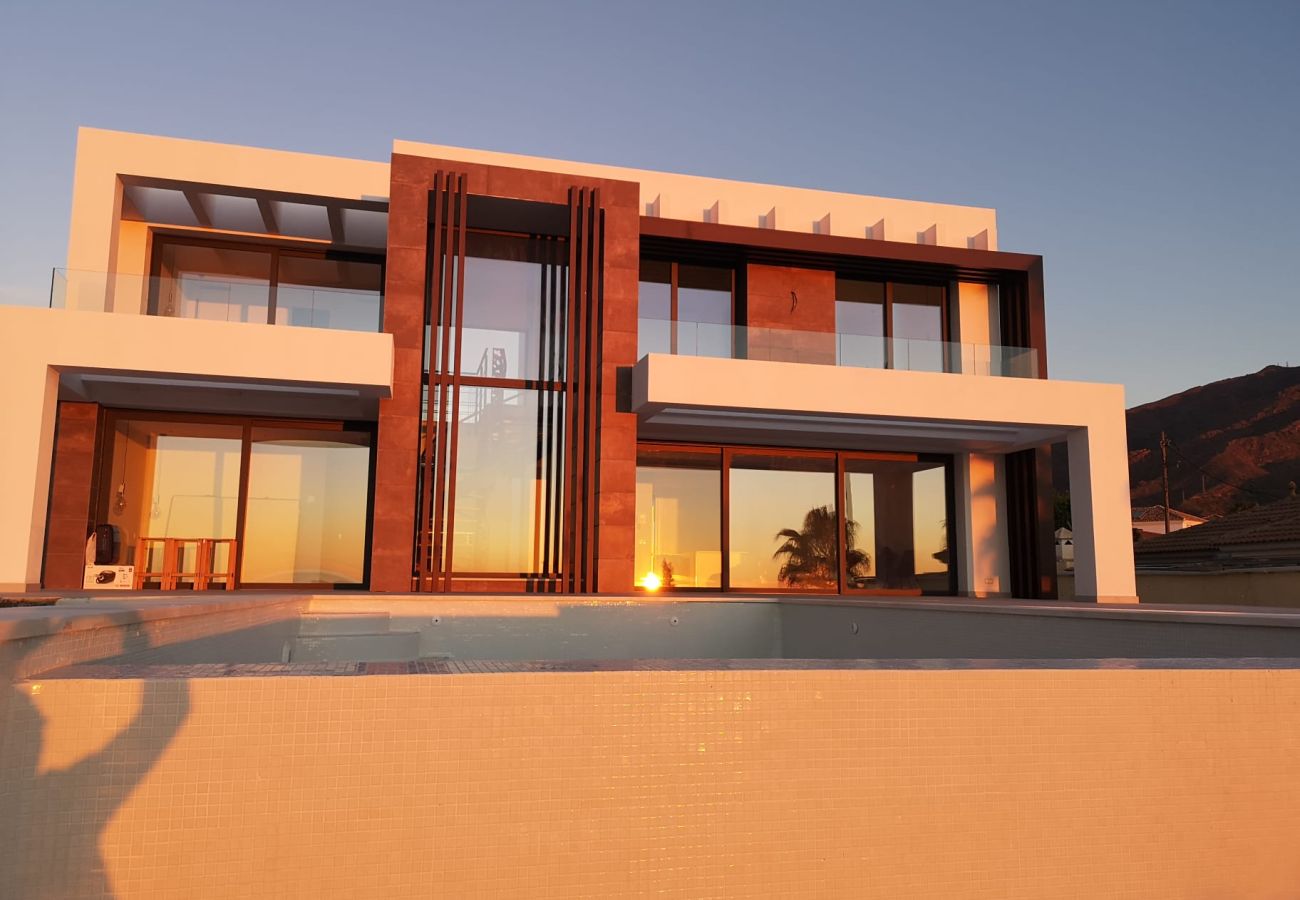 Villa en Estepona - Villa de lujo de 4 dormitorios en Valle Romano, Estepona con piscina infinita privada y magníficas vistas