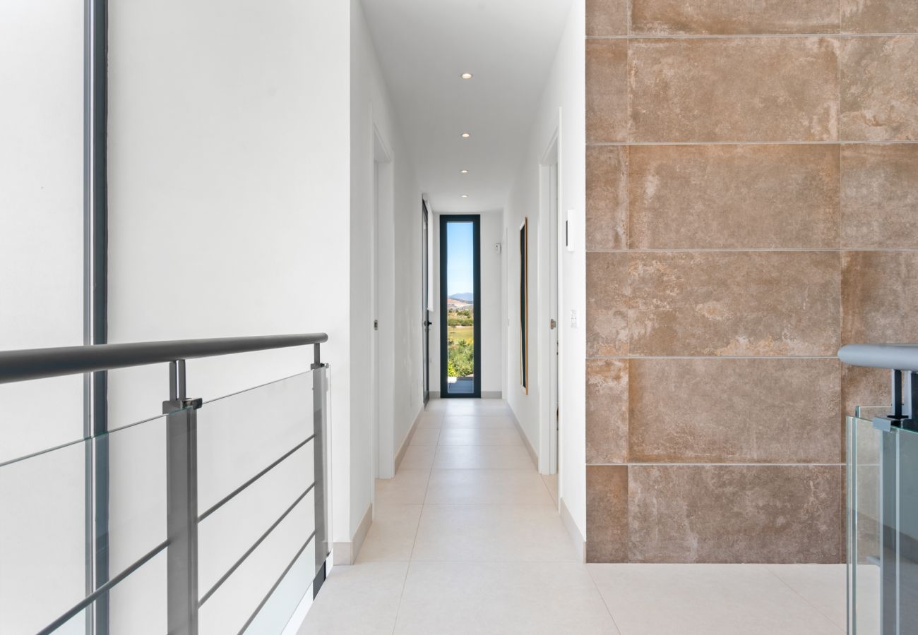 Villa en Estepona - Villa de lujo de 4 dormitorios en Valle Romano, Estepona con piscina infinita privada y magníficas vistas