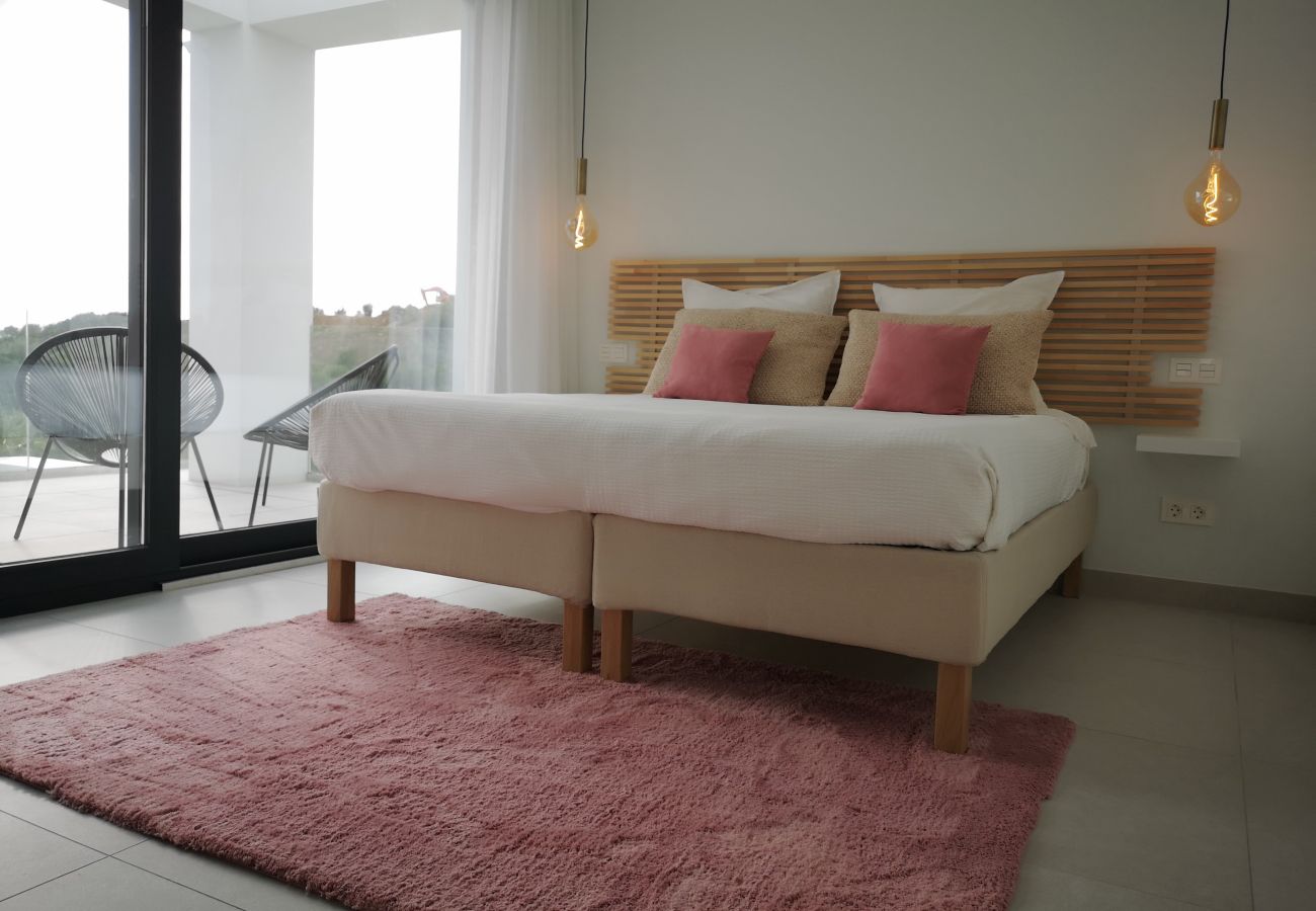 Villa en Estepona - Villa de lujo de 4 dormitorios en Valle Romano, Estepona con piscina infinita privada y magníficas vistas