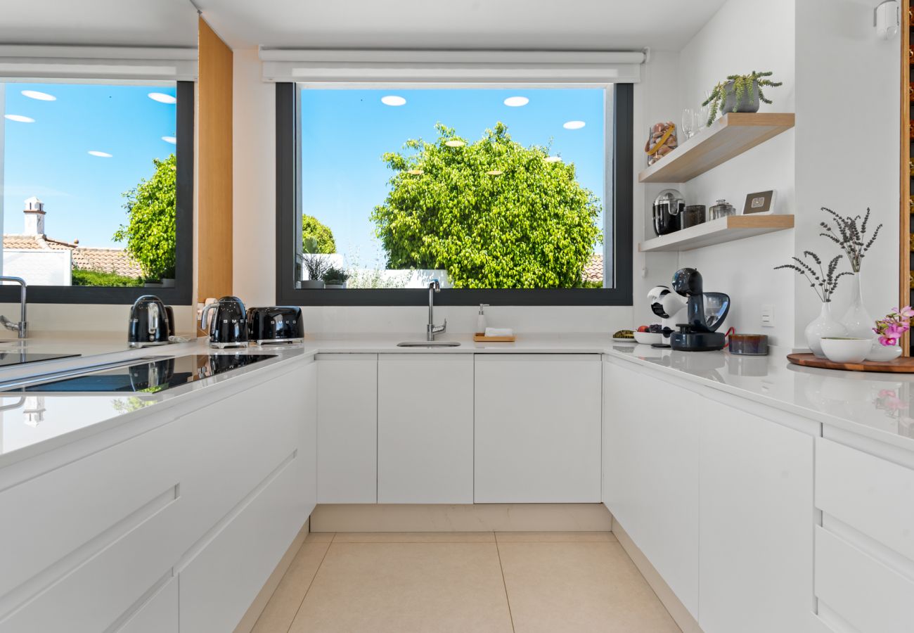Villa en Estepona - Villa de lujo de 4 dormitorios en Valle Romano, Estepona con piscina infinita privada y magníficas vistas