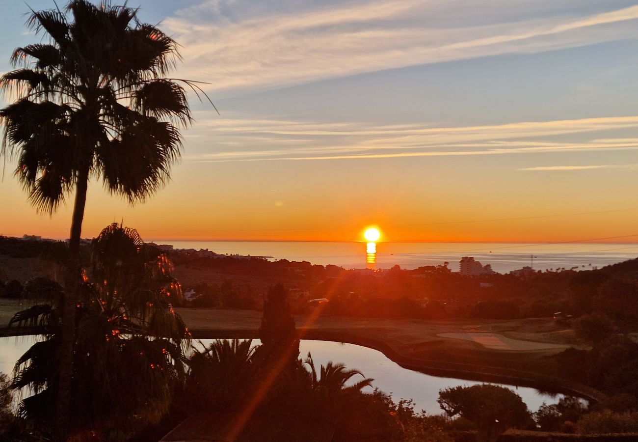 Villa en Estepona - Villa de lujo de 4 dormitorios en Valle Romano, Estepona con piscina infinita privada y magníficas vistas