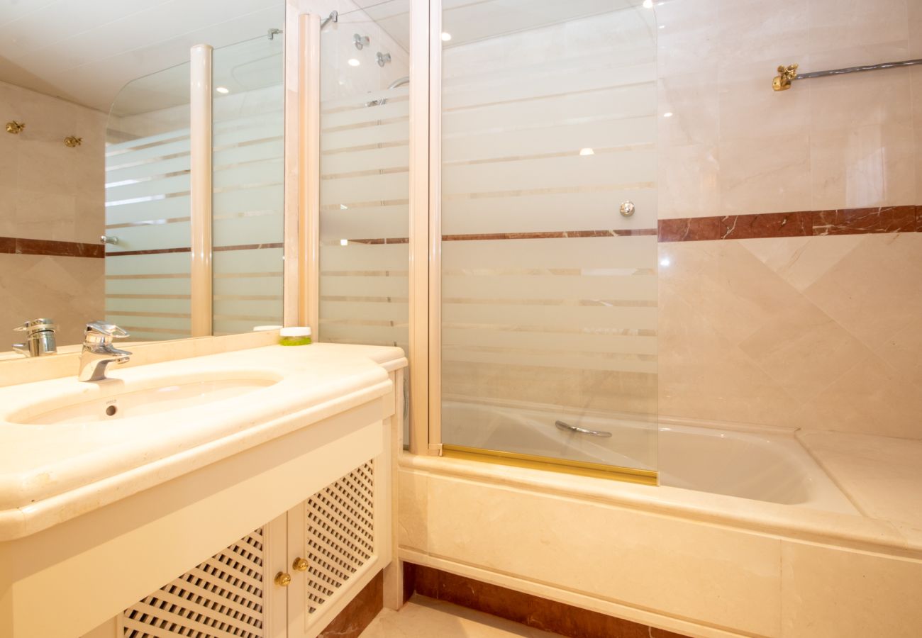 Apartamento en Marbella - Apartamento ático de 3 dormitorios en Elviria, cerca del mar