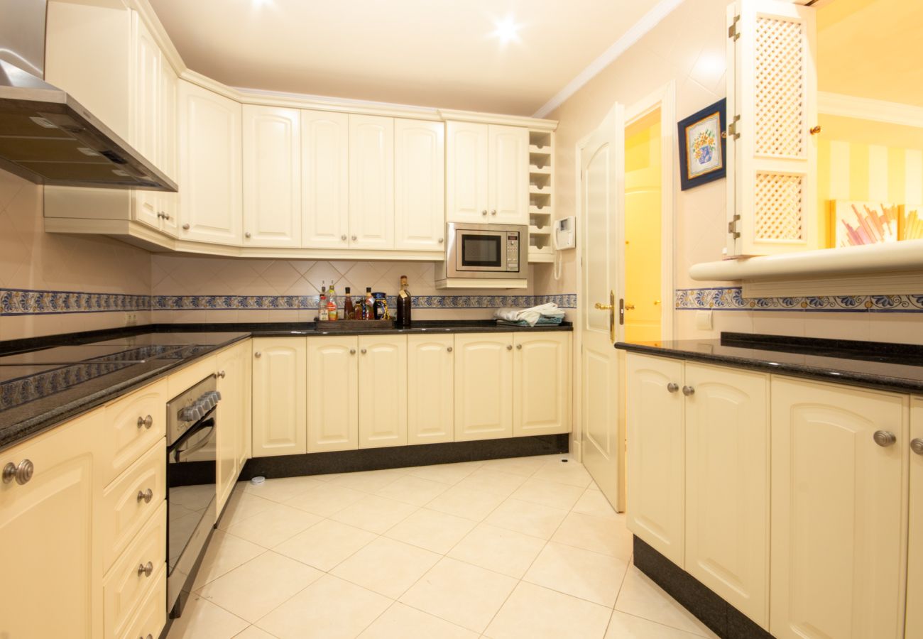 Apartamento en Marbella - Apartamento ático de 3 dormitorios en Elviria, cerca del mar