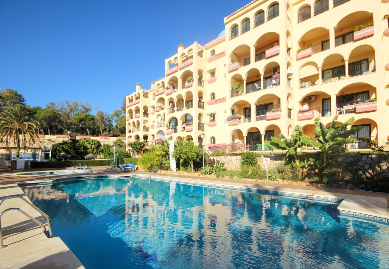 Apartamento en Mijas Costa - Apartamento de dos dormitorios en Torrenueva en un complejo popular a pocos pasos de la playa.