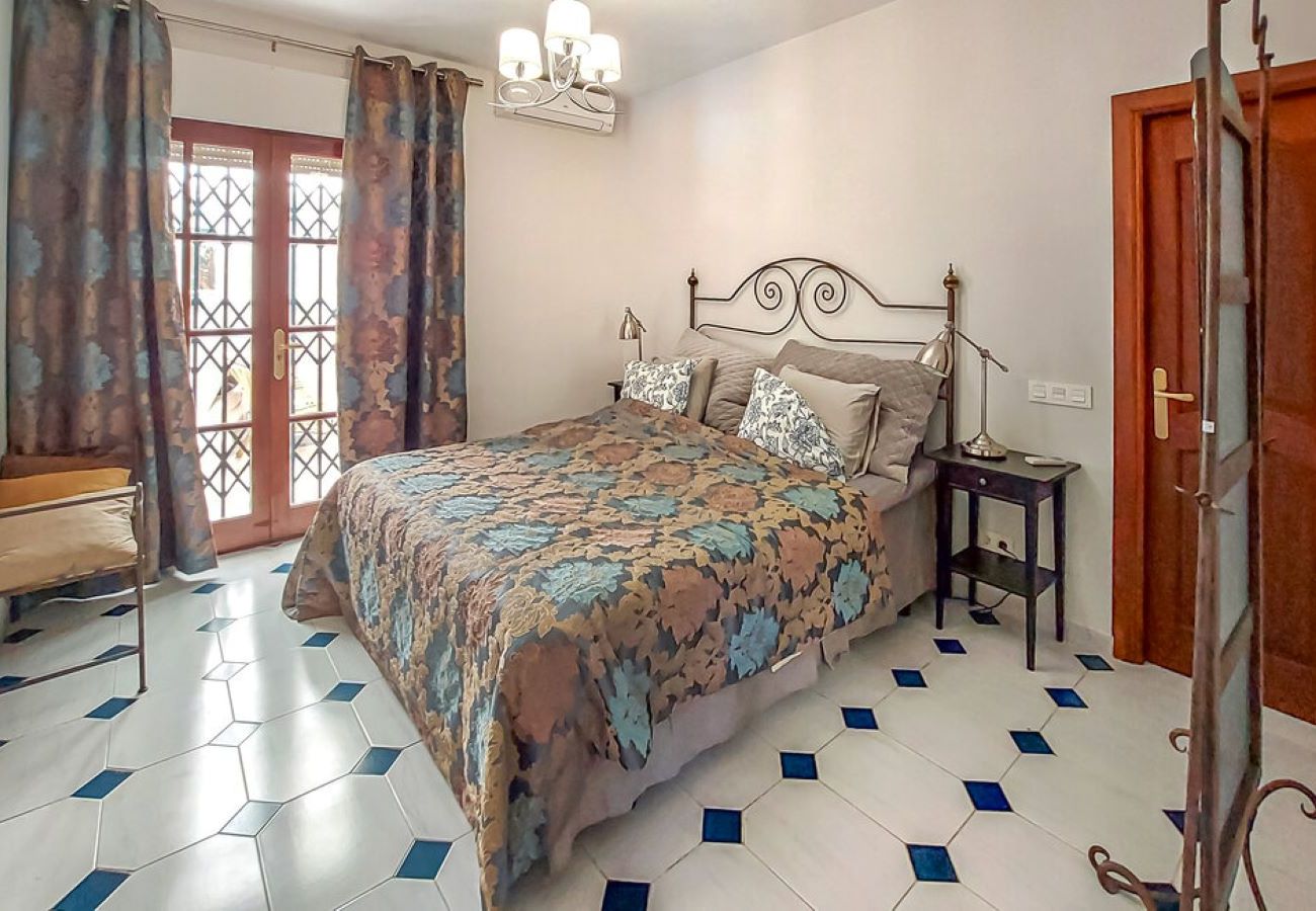 Villa en Mijas Costa - Villa de cuatro dormitorios con piscina privada.