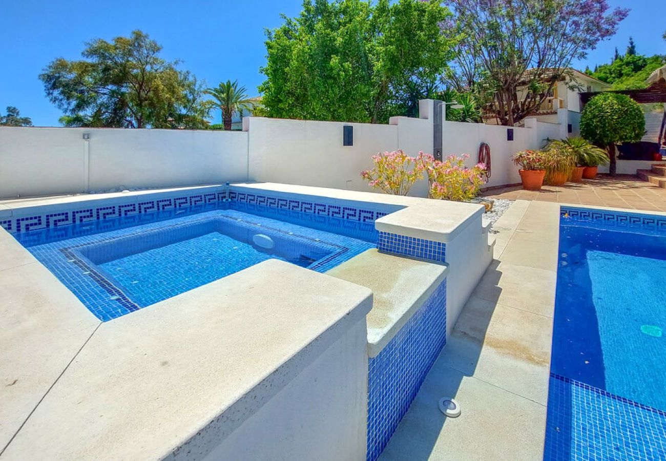 Villa en Mijas Costa - Villa de cuatro dormitorios con piscina privada.
