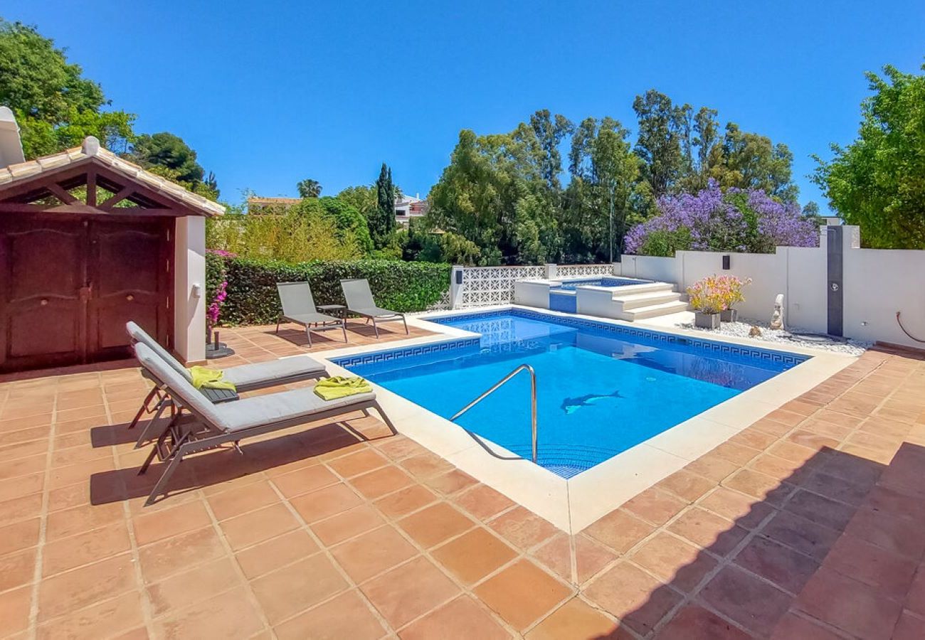 Villa en Mijas Costa - Villa de cuatro dormitorios con piscina privada.
