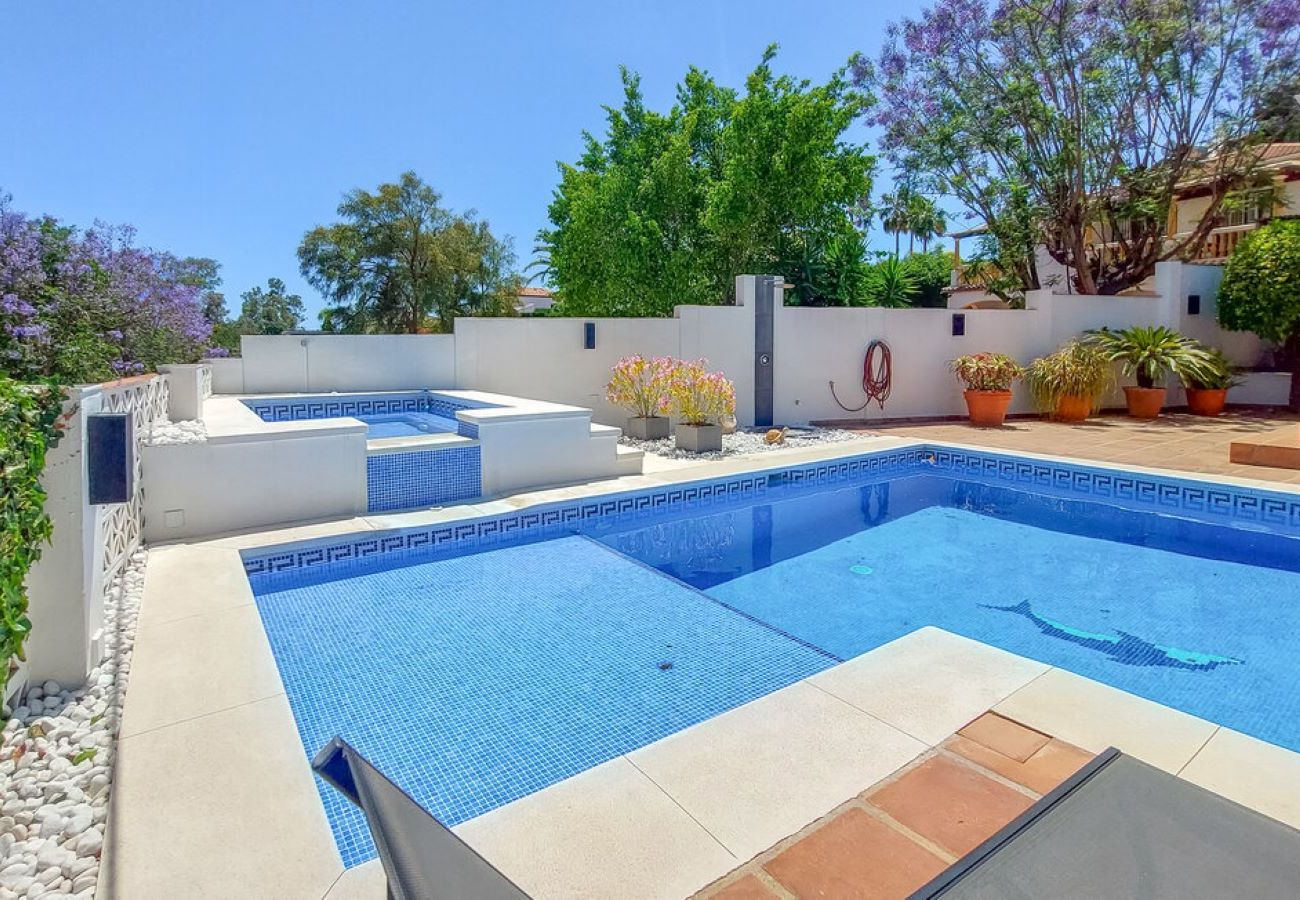 Villa en Mijas Costa - Villa de cuatro dormitorios con piscina privada.