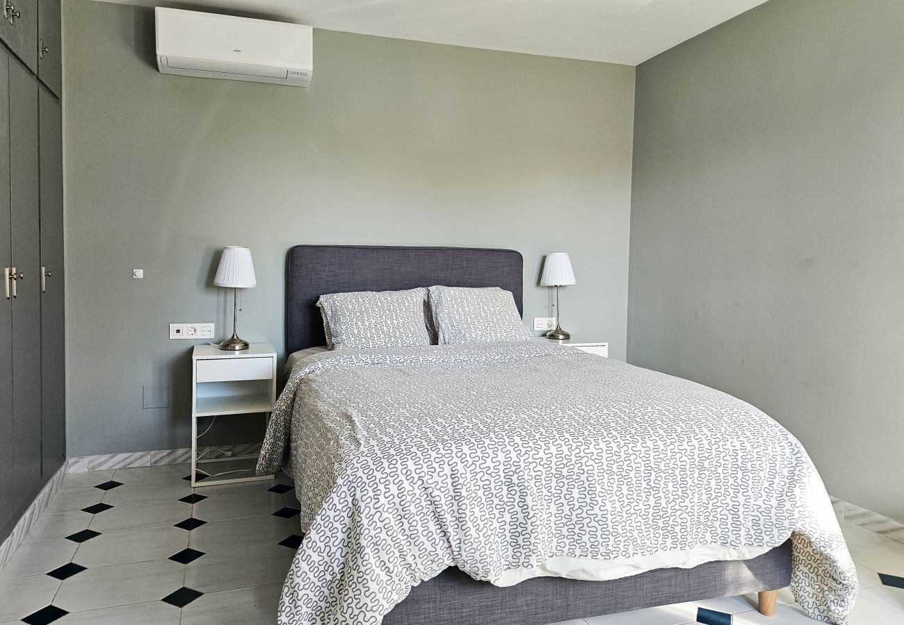Villa en Mijas Costa - Villa de cuatro dormitorios con piscina privada.