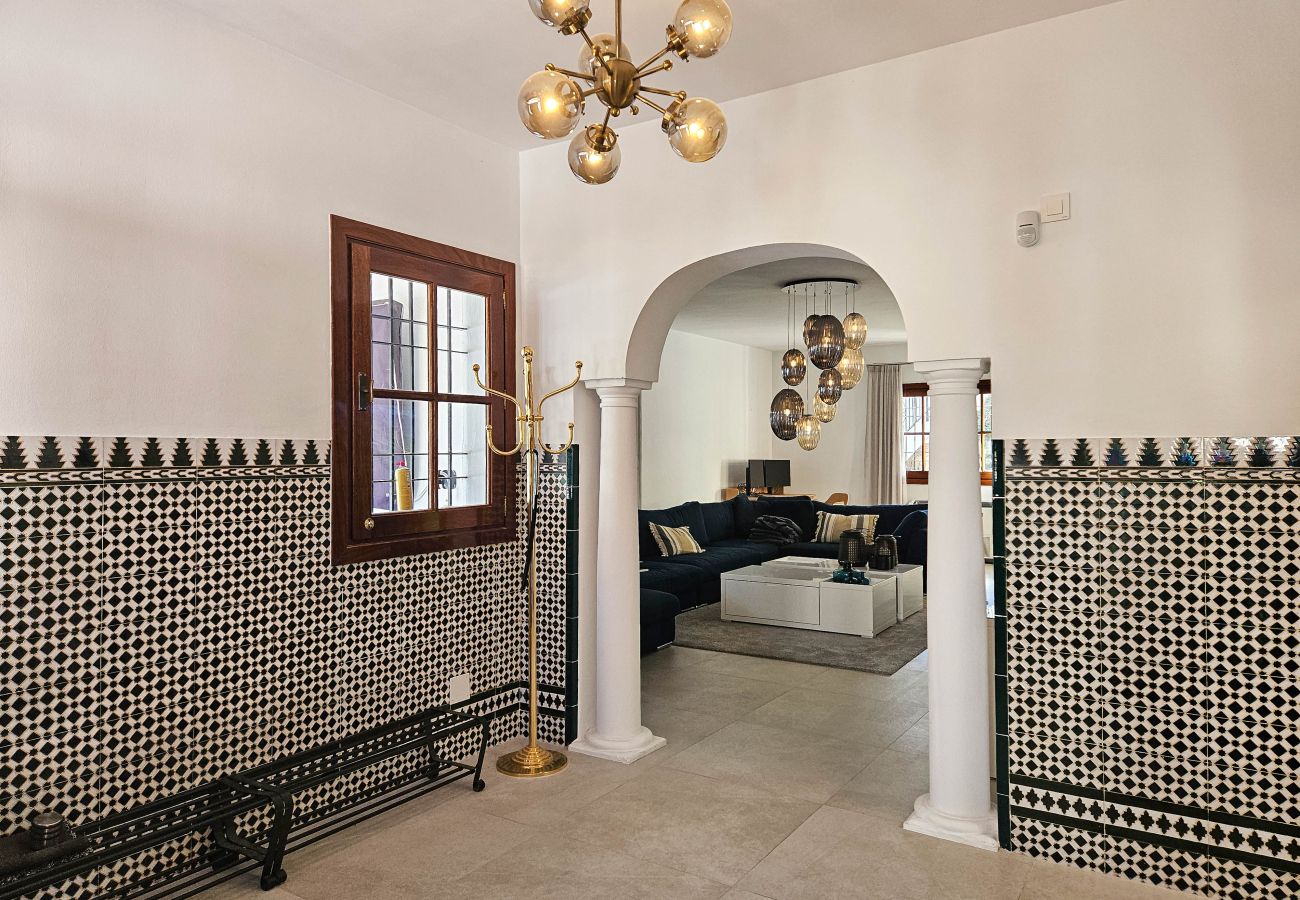 Villa en Mijas Costa - Villa de cuatro dormitorios con piscina privada.