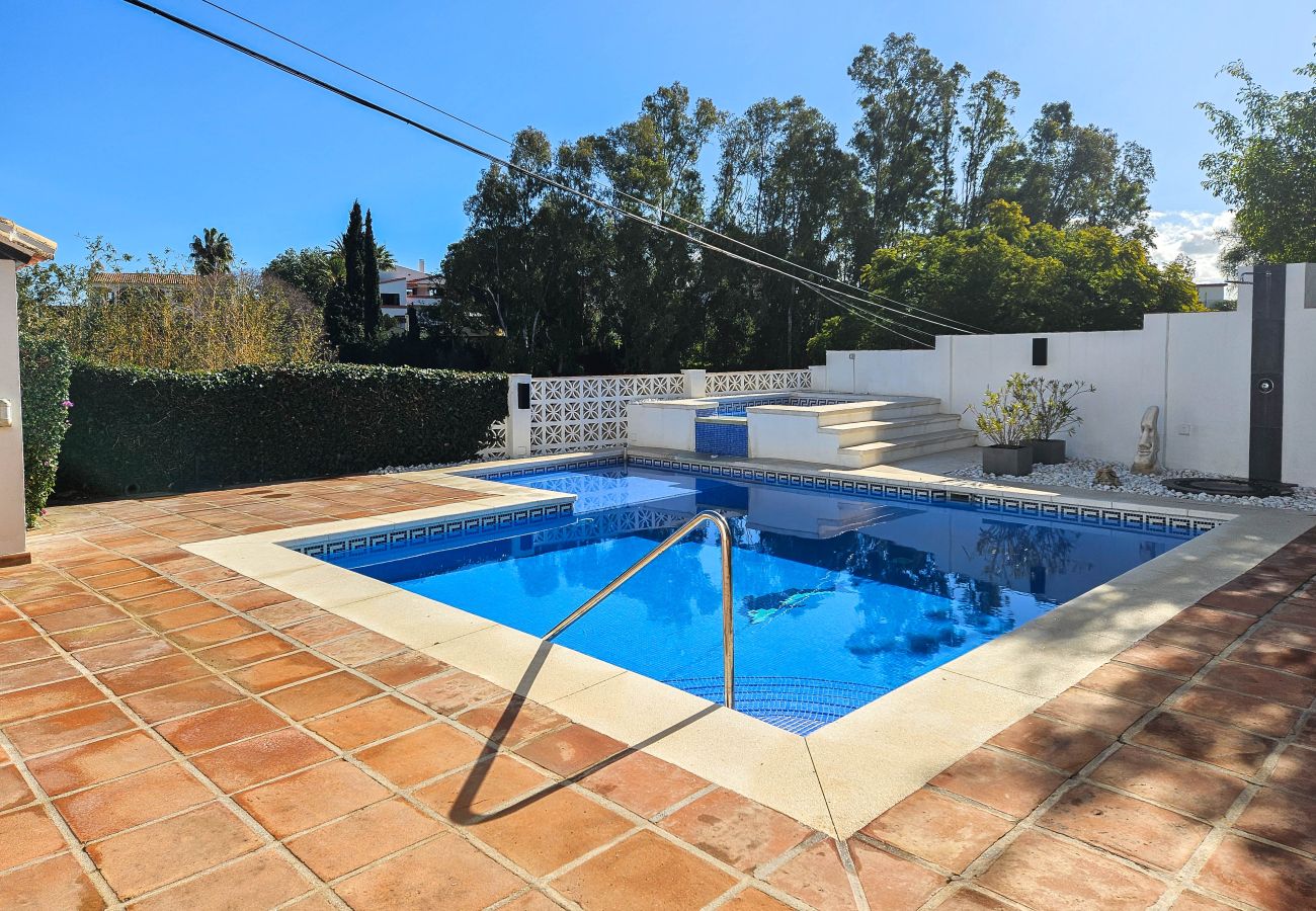 Villa en Mijas Costa - Villa de cuatro dormitorios con piscina privada.