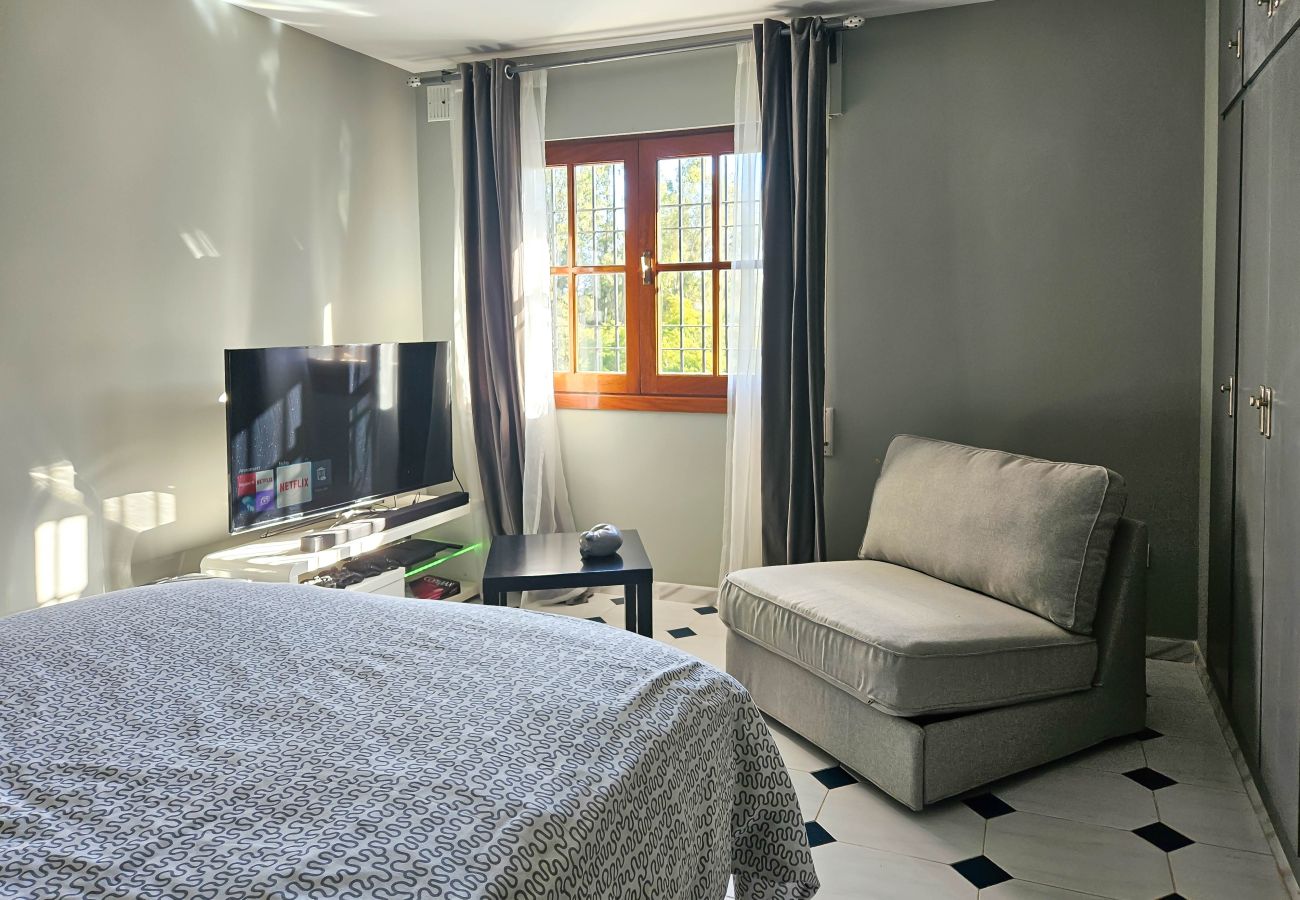 Villa en Mijas Costa - Villa de cuatro dormitorios con piscina privada.