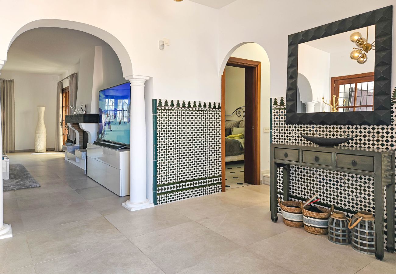 Villa en Mijas Costa - Villa de cuatro dormitorios con piscina privada.