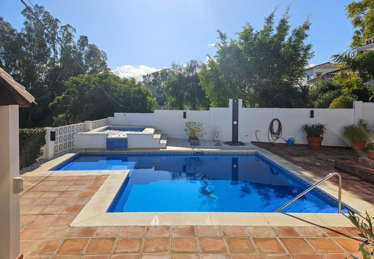 Villa en Mijas Costa - Villa de cuatro dormitorios con piscina privada.
