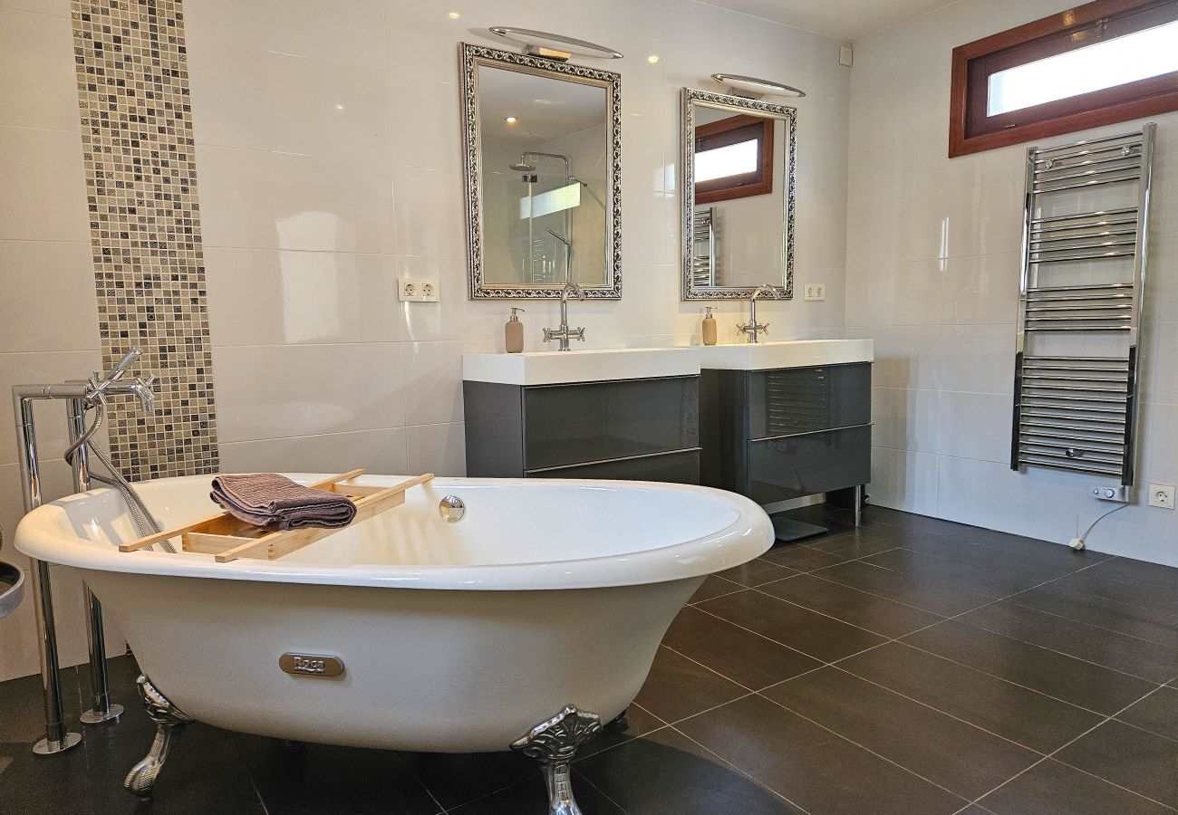 Villa en Mijas Costa - Villa de cuatro dormitorios con piscina privada.