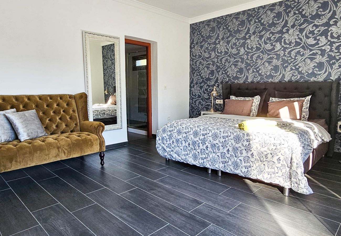 Villa en Mijas Costa - Villa de cuatro dormitorios con piscina privada.