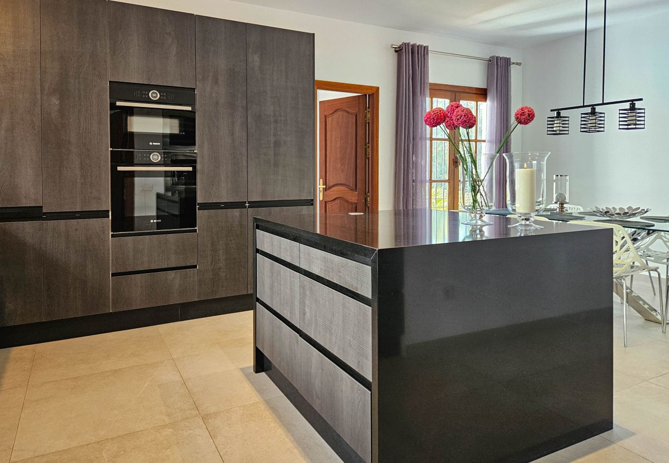 Villa en Mijas Costa - Villa de cuatro dormitorios con piscina privada.