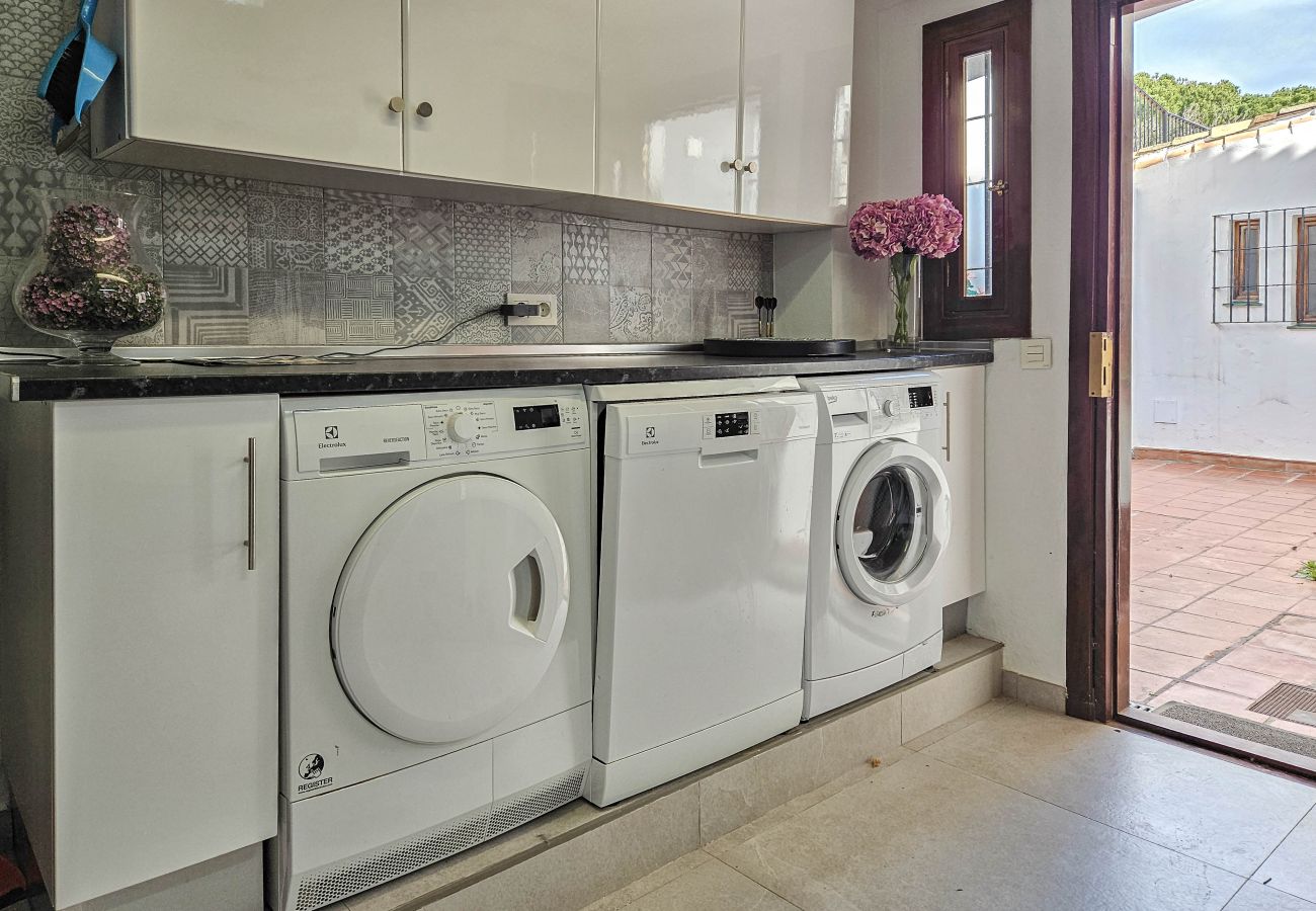 Villa en Mijas Costa - Villa de cuatro dormitorios con piscina privada.