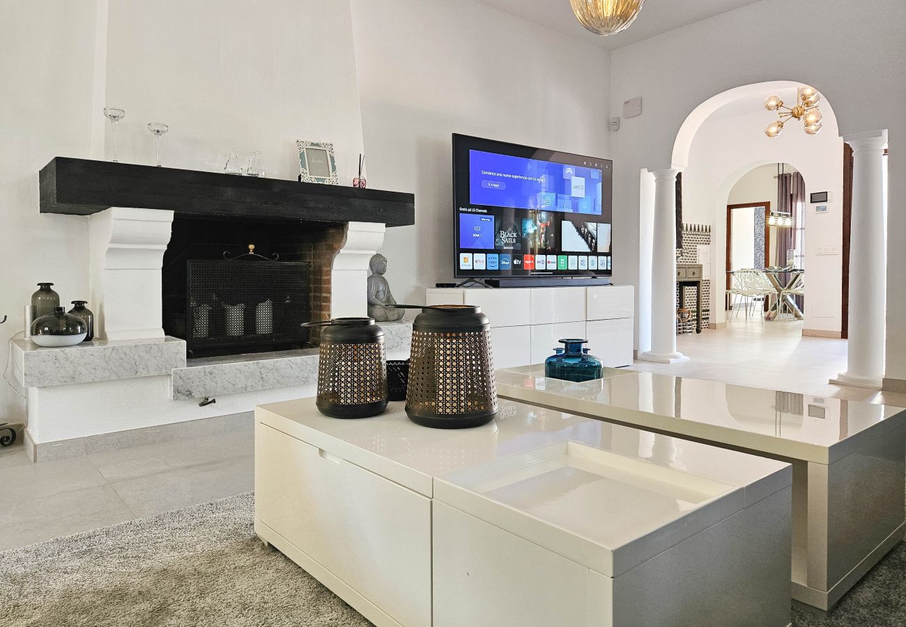 Villa en Mijas Costa - Villa de cuatro dormitorios con piscina privada.