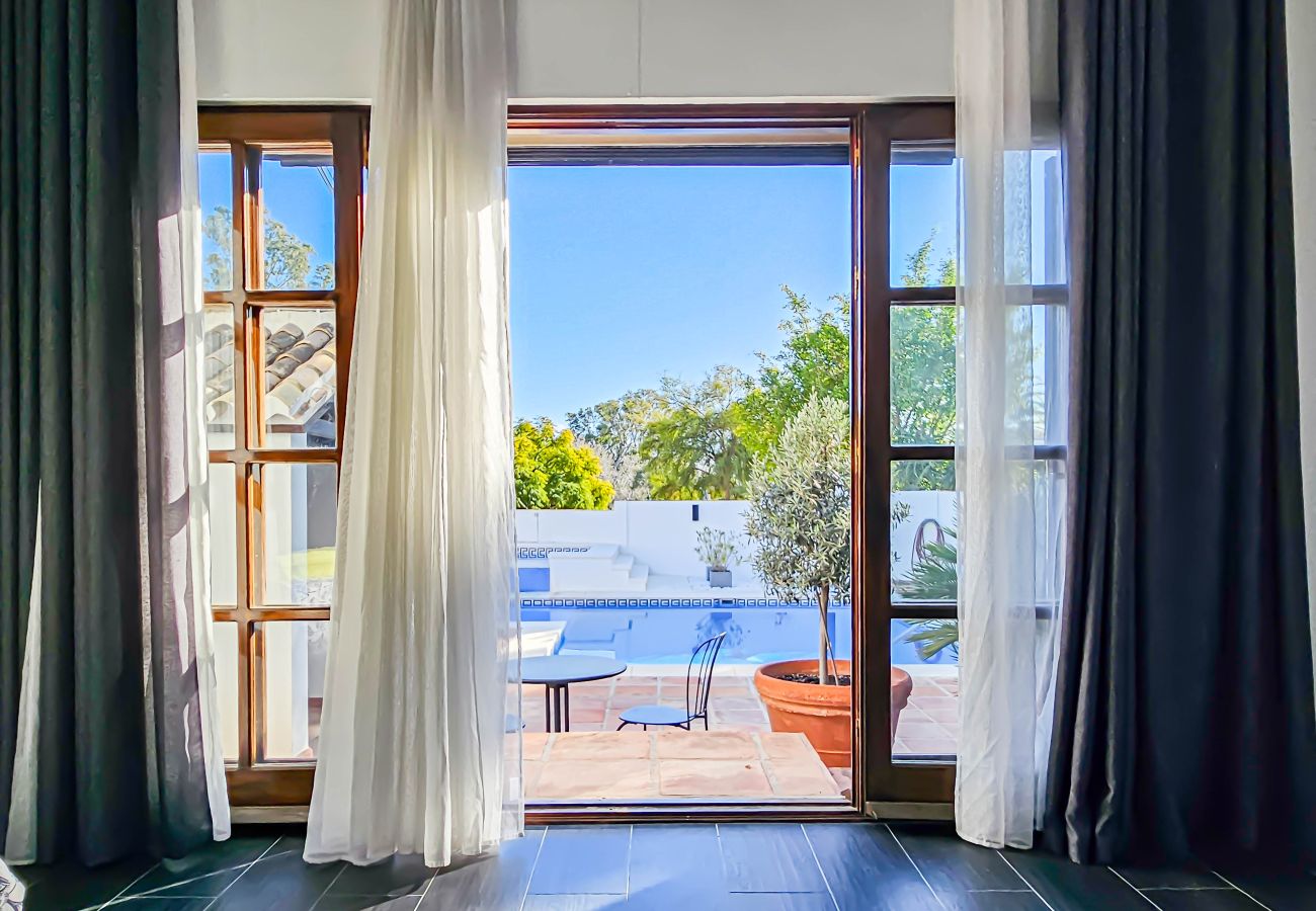 Villa en Mijas Costa - Villa de cuatro dormitorios con piscina privada.