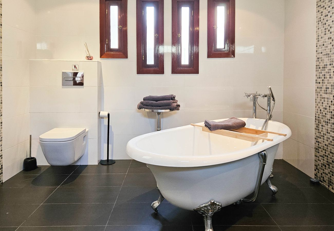 Villa en Mijas Costa - Villa de cuatro dormitorios con piscina privada.