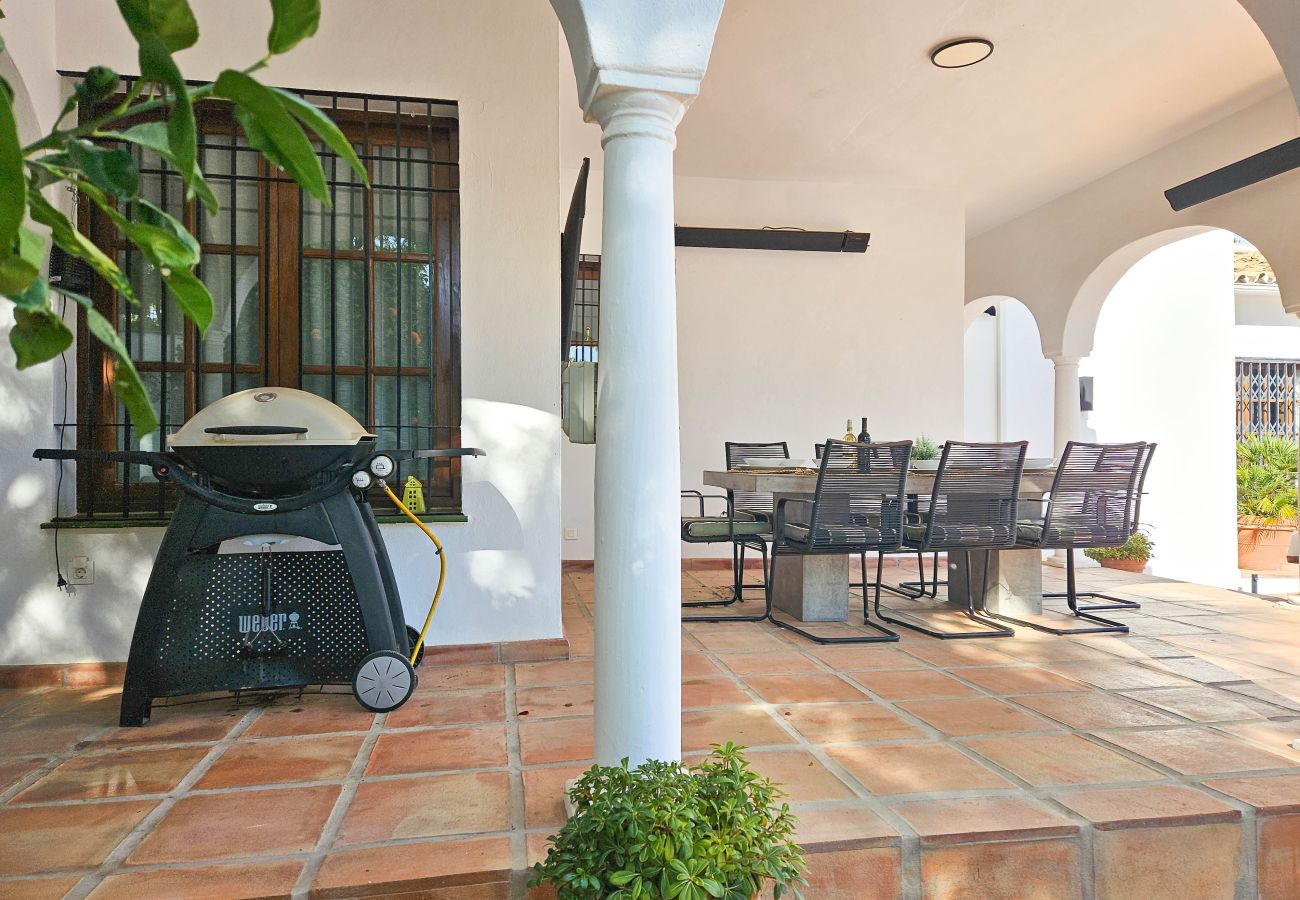 Villa en Mijas Costa - Villa de cuatro dormitorios con piscina privada.