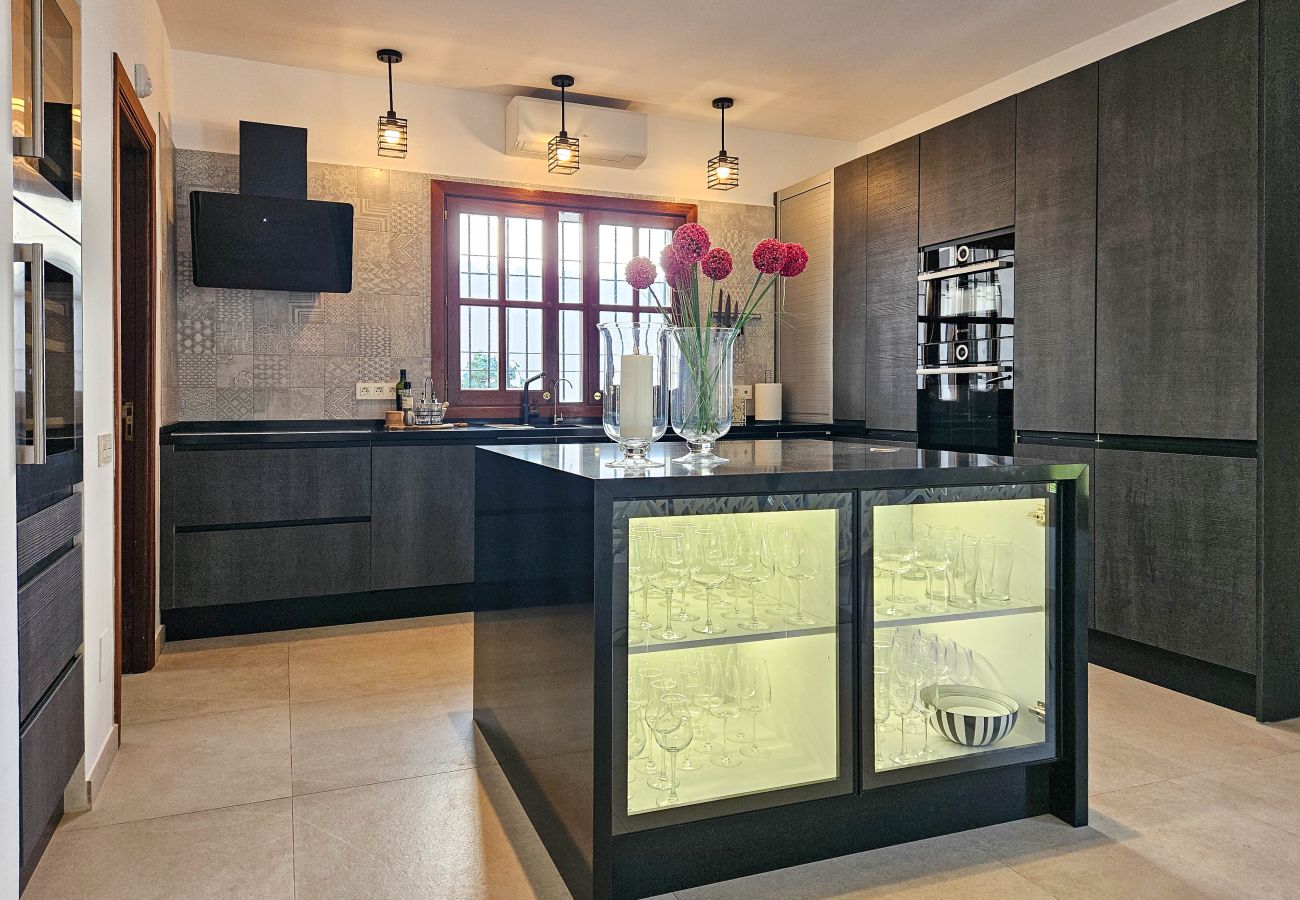 Villa en Mijas Costa - Villa de cuatro dormitorios con piscina privada.