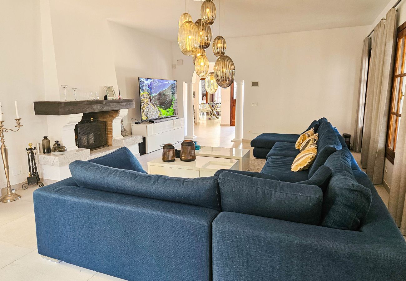 Villa en Mijas Costa - Villa de cuatro dormitorios con piscina privada.