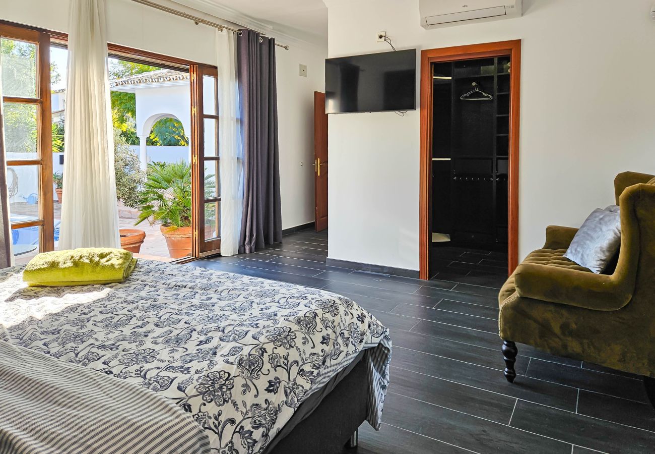 Villa en Mijas Costa - Villa de cuatro dormitorios con piscina privada.