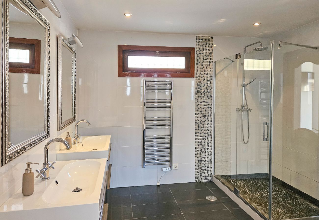 Villa en Mijas Costa - Villa de cuatro dormitorios con piscina privada.