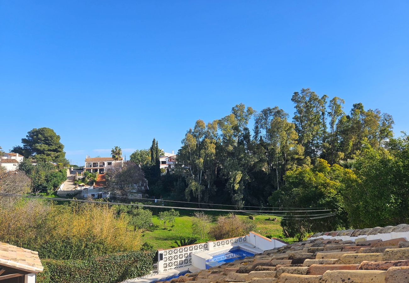 Villa en Mijas Costa - Villa de cuatro dormitorios con piscina privada.