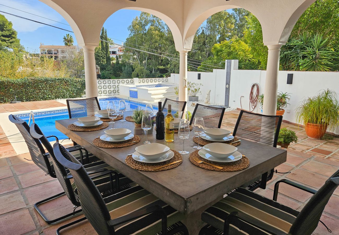 Villa en Mijas Costa - Villa de cuatro dormitorios con piscina privada.