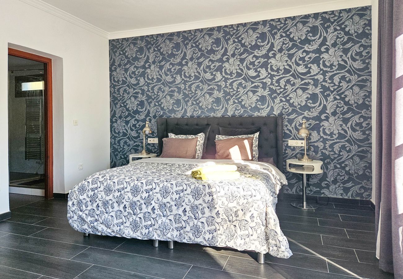 Villa en Mijas Costa - Villa de cuatro dormitorios con piscina privada.