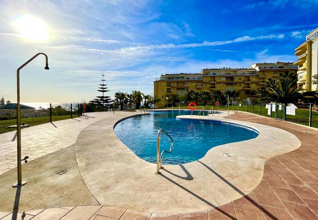Apartamento en Mijas Costa - Apartamento de dos dormitorios con piscina y vistas al mar.
